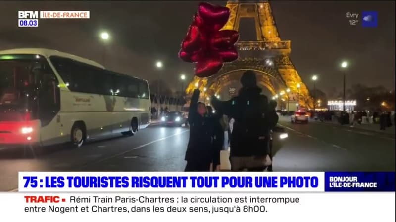 Paris: les touristes risquent tout pour une photo