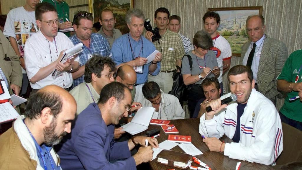 Zinédine Zidane en équipe de France avec des journalistes, à Mallemort de Provence le 11 juin 1998