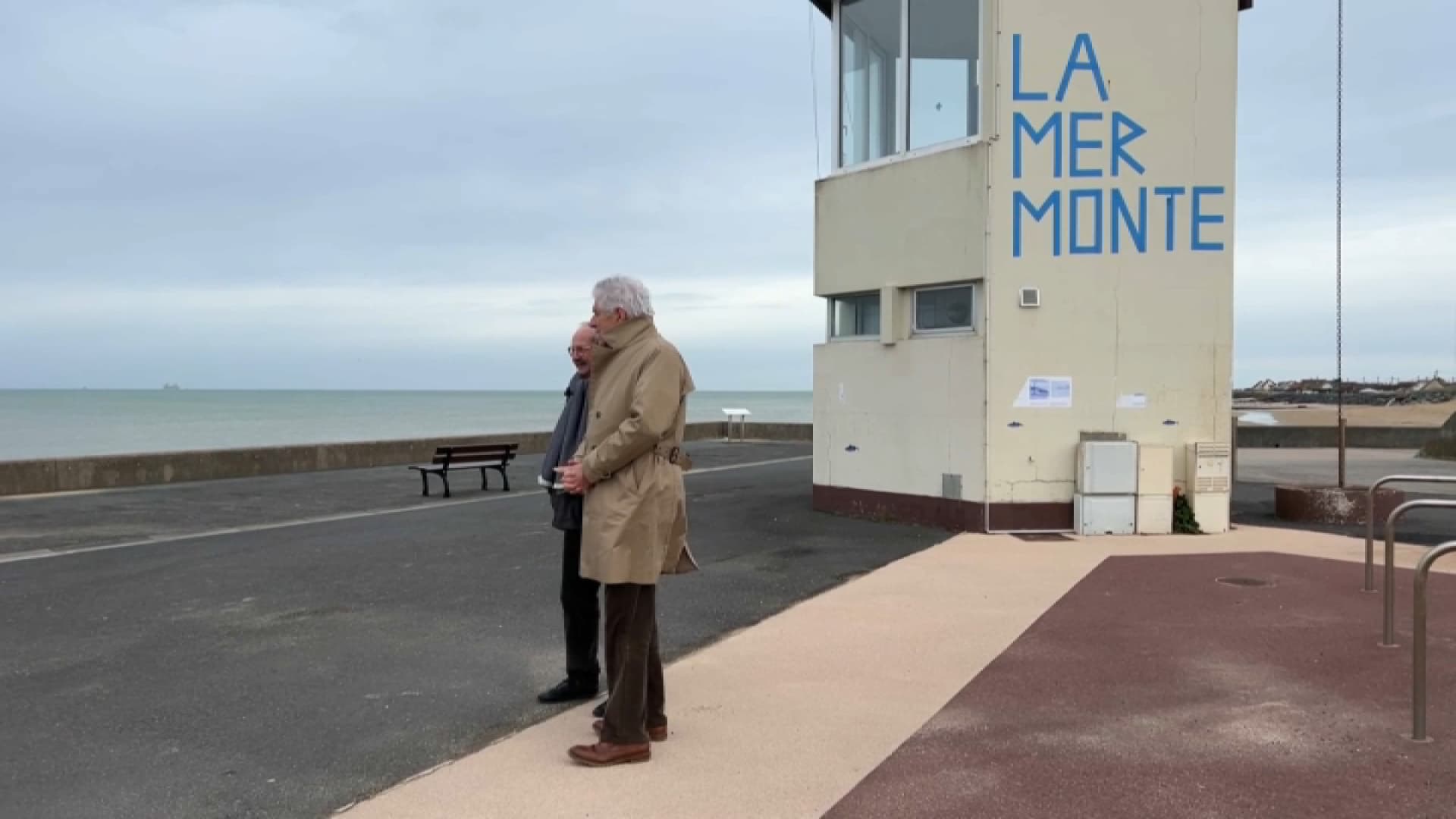 À Asnelles, dans le Calvados, des digues et enrochements sont en place contre l'érosion du littoral.