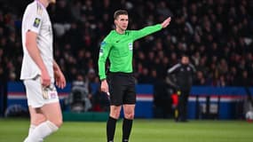 L'arbitre François Letexier lors de PSG-OL (4-1, L1), le 21 avil 2024