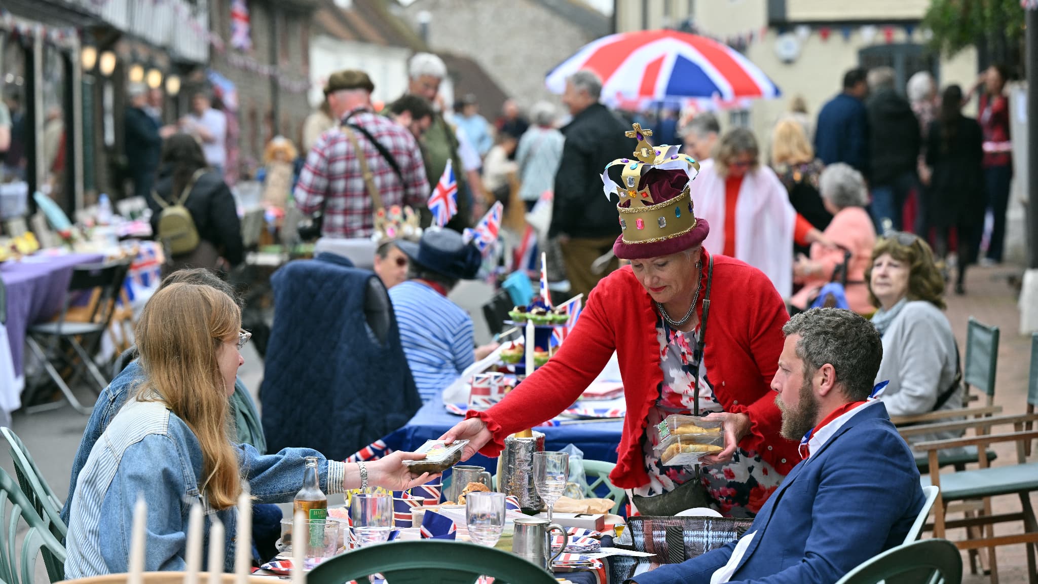 Célébration du "Big Lunch" à Alfriston, dans le sud de l'Angleterre, le 7 mai 2023.