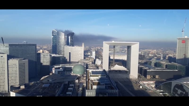 Un incendie en cours à La Défense provoque un important panache de fumée