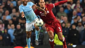 Sterling à la lutte avec Van Dijk