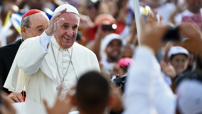 Le pape François a célébré une messe depuis un autel installé sur la place de la Révolution aux côtés d'un portrait du Che Guevara.