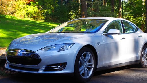 Une berline Tesla Model S, dont plusieurs exemplaires ont pris feu.