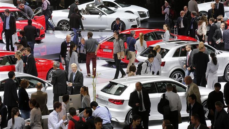 Au salon de l'automobile. Le marché automobile français a chuté de 18,3% en septembre en données brutes. /Photo prise le 28 septembre 2012/REUTERS/Jacky Naegelen