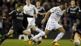 Steed Malbranque aux prises avec Moussa Dembele lors du match de l'Europa League ce jeudi, à Londres..