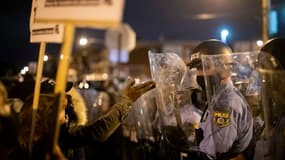 Des manifestants face aux forces de l'ordre le 27 octobre à Philadelphie. 
