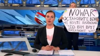 La journaliste russe Marina Ovsiannikova brandit une pancarte anti-guerre en direct à la télévision russe, le 14 mars 2022