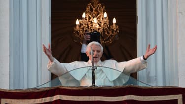 Benoît XVI au balcon de la résidence d'été des papes à Castel Gandolfo pour son dernier salut.
