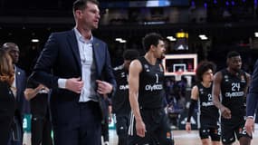 Tiago Splitter et ses joueurs après la victoire du Paris Basketball contre l'Alba Berlin - le 10/04/2025