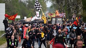 Des manifestants lors d'une manifestation contre le projet d'autoroute A69 entre Castres et Toulouse, le 22 avril 2023.