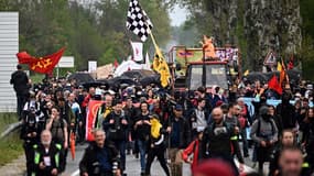 Des manifestants lors d'une manifestation contre le projet d'autoroute A69 entre Castres et Toulouse, le 22 avril 2023.