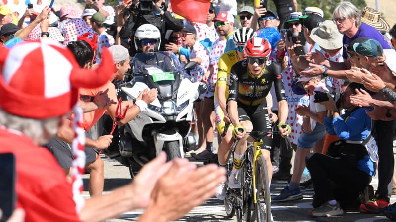 Jonas Vingegaard devant Tadej Pogacar dans le Mont Ventoux lors de la 16e étape du Tour de France, le 22 juillet 2025