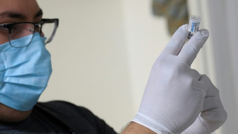 Un soignant remplit une seringue avec une dose du vaccin Johnson & Johnson dans un centre de vaccination à Delano (Californie, Etats-Unis), le 13 mars 2021
