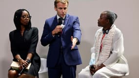 Emmanuel Macron discute avec la Camerounaise Koyo Kouoh (d) le 8 octobre 2021 à Montpellier