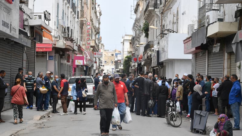 Des passants dans la ville de Tunis, en Tunisie, le 11 mai 2021