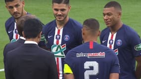 Kylian Mbappé face à Emmanuel Macron, au Stade de France le 24 juillet 2020