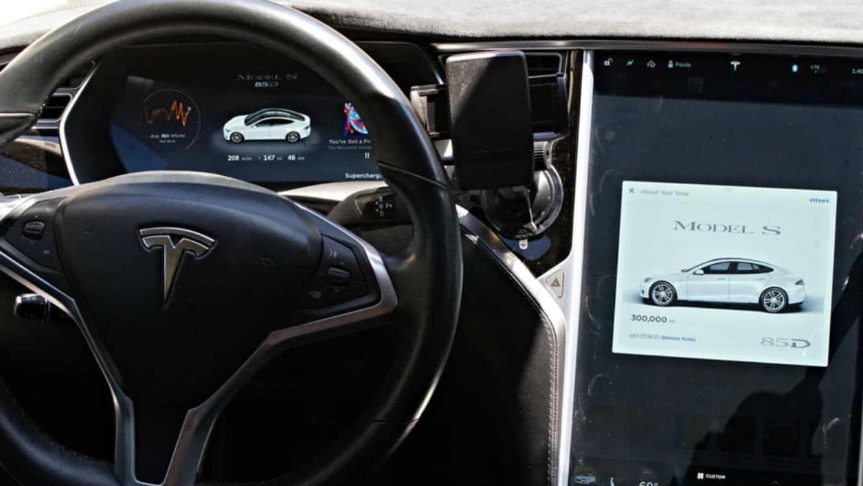 L'écran centrale de la Tesla Model S de la société Tesloop, affichant 300.000 miles au compteur. L'écran centrale de la Tesla Model S de la société Tesloop, affichant 300.000 miles au compteur.