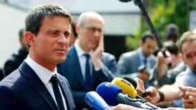 Manuel Valls répond aux journalistes, samedi en Italie.