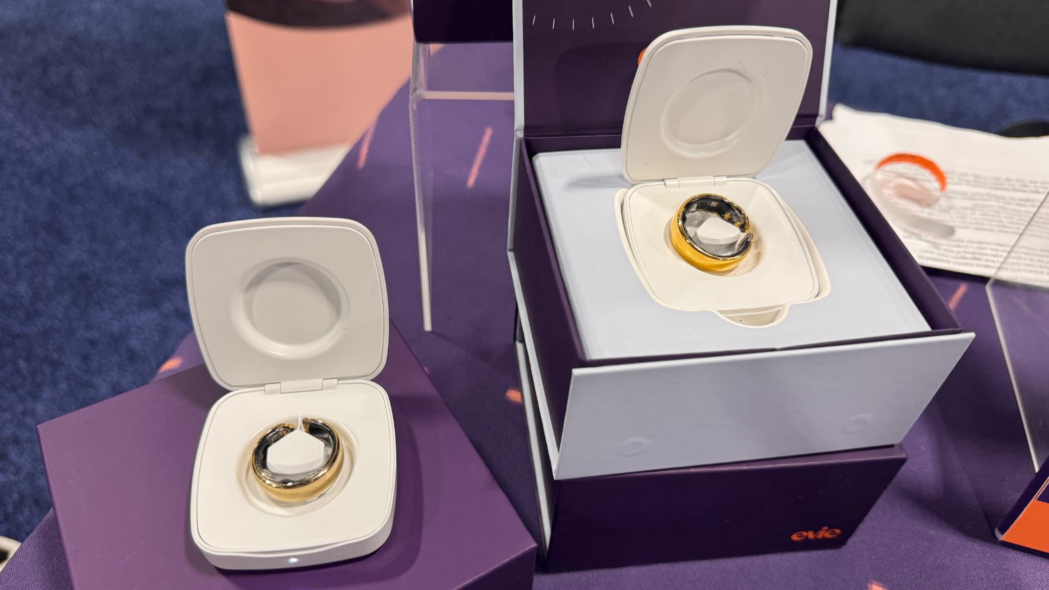 La Evie Ring et son boîtier de recharge, présentés au CES