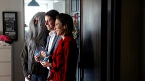 Le Premier ministre Gabriel Attal lors d'un porte-à-porte avec Valérie Hayer, la cheffe de file Renaissance pour les européennes à Issy-les-Moulineaux, dans les Haust-de-Seine, le 23 mars 2024