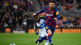 Lionel Messi devant Mubarak Wakaso, à Barcelone le 21 décembre 2019