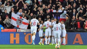 Des supporters anglais devant les joueurs de la sélection nationale anglaise, à Prague le 11 octobre 2019