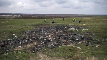 Enquêteurs néerlandais et malaisiens travaillent sur les lieux du crash du vol MH17 près du village de Grabove, en Ukraine,
le 16 avril 2015.