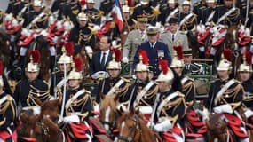 François Hollande a présidé samedi matin son premier défilé militaire du 14-Juillet sur les Champs-Elysées. /Photo pris ele 14 juillet 2012/REUTERS/Mal Langsdon