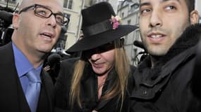 John Galliano (au centre) à son arrivée pour une audition dans un commissariat de Paris en février 2011. L'ancien directeur artistique, évincé de la maison Dior en 2011 pour avoir proféré des injures à caractère antisémite, conteste son licenciement devan