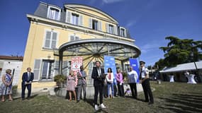 Stéphane Bern annonce les sites retenus pour la Mission patrimoine 2022, en présence de la ministre de la culture Rima Abdul Malak, devant le château Maison-Blanche de Gagny (Seine-Saint-Denis), le 29 août 2022.