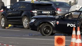 La voiture des policiers a été percutée par un 4x4 noir lors d'une course-poursuite.