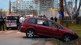 La voiture avec laquelle un homme a foncé sur des militaires en faction devant la grande mosquée de Valence. 