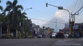 Le mont Merapi en éruption, à Java, le 11 mai 2018.