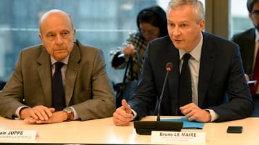 Le maire de Bordeaux Alain Juppé et le ministre de l'Économie Bruno Le Maire lors d'une réunion à Bercy sur l'avenir du site de Blanquefort, le 15 octobre.