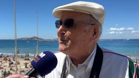 Albert, 101 ans et porteur de la flamme olympique, à la plage des Catalans pour assister au passage du Belem en rade de Marseille, le 8 mai 2024.