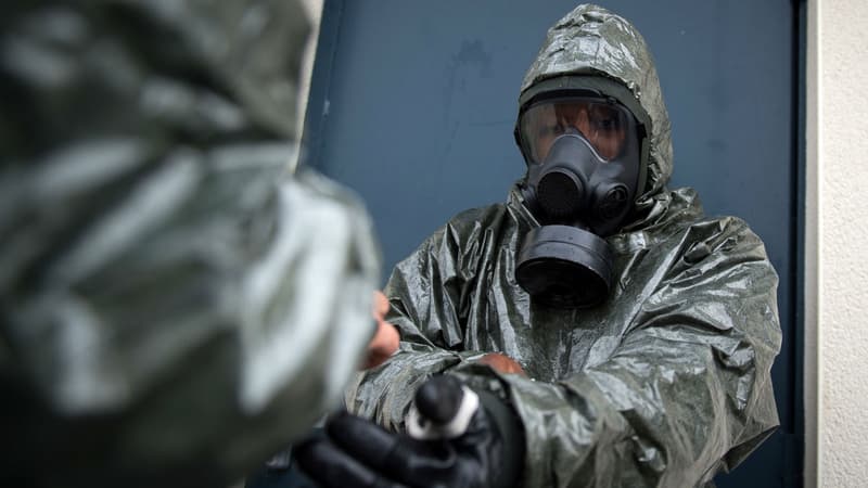 Un soldat du 2e régiment de dragons, le seul de l'armée française spécialisée dans la défense nucléaire, bactériologique et chimique.