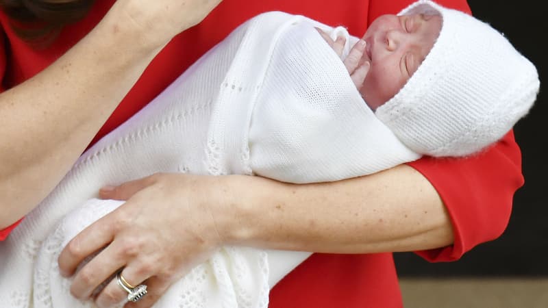 Le prince Louis de Cambridge dans les bras de sa mère Kate Middleton, le 23 avril 2018