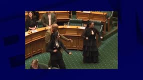 Des députés maoris exécutent un haka au Parlement néo-zélandais en signe de protestation contre un projet de loi qui prévoit la révision du Traité Waitangi, le 14 novembre 2024. 