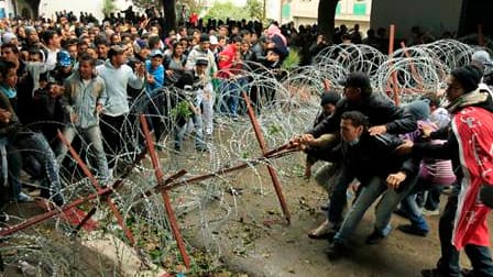 Manifestation à Tunis devant la Kasbah, le siège du gouvernement tunisien. Des manifestants exigeant le départ des ministres anciennement fidèles au président déchu Zine ben Ali ont encore affronté la police jeudi en Tunisie dans l'attente du remaniement