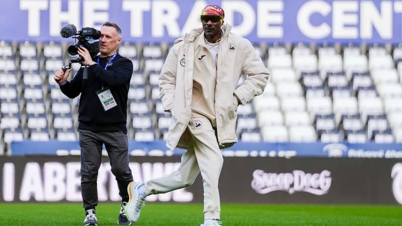 Tour d’honneur, serviettes collector et odeur de cannabis dans le couloir… Snoop Dogg a fait le show pour sa première visite au stade de Swansea