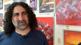 Le peintre saoudien Omar ben Laden, quatrième fils de l'ancien chef d'Al-Qaïda Oussama Ben Laden, lors d'une exposition de ses oeuvres au Teilleul, dans le département de la Manche, le 1er juillet 2022