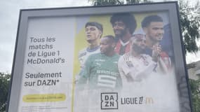 L'affiche publicitaire de DAZN avec Balerdi, Dante, Zaïre-Emery, Mandanda et Lacazette.