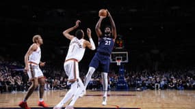 Joel Embiid se détend au-dessus de Victor Wembanyama lors de Philadelphie-San Antonio (133-123), le 22 janvier 2024