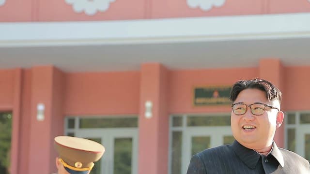 Kim Jung-Un au cours d'une inspection.