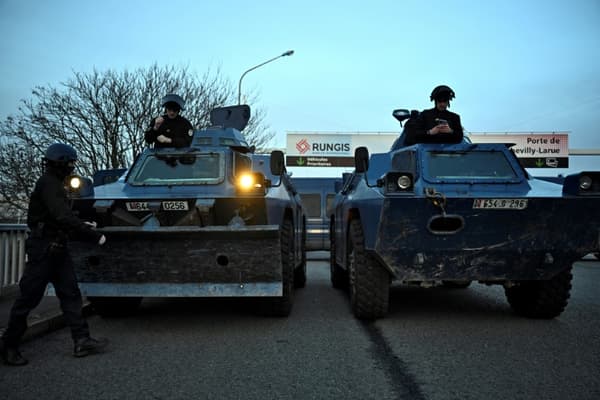 Des blindés à l'entrée du marché international de Rungis, au sud de Paris, le 28 janvier 2024