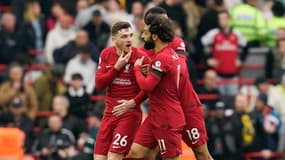 Andrew Robertson se plaint d'avoir reçu un coup de coude de l'arbitre-adjoint Constantine Hatzidakis