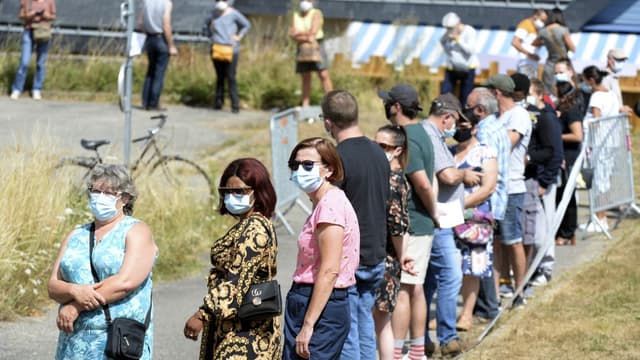 Plusieurs personnes attendant de passer un test PCR à Laval (Mayenne) le 17 juillet 2020.