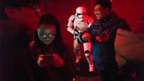 Des spectateurs font la queue devant un cinéma en Chine